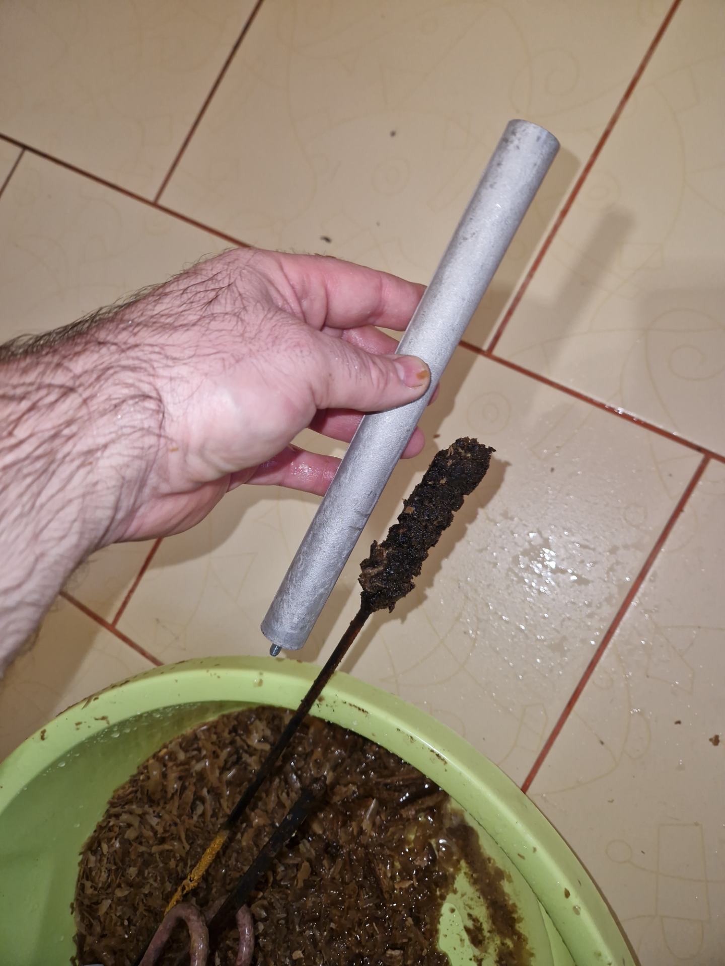 Épp időben még az anódcsere egy takarítással egybekötve.