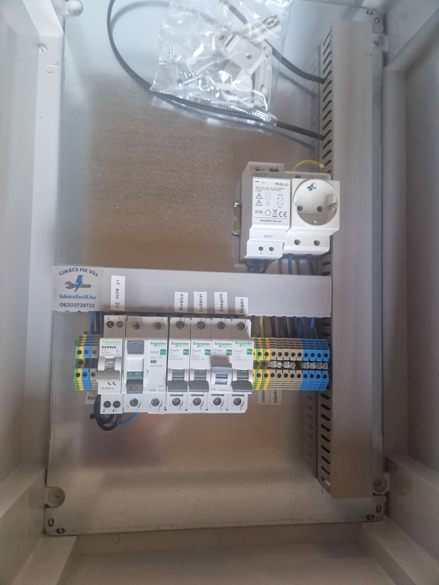 Egyedi szekrény alaplapi szereléssel