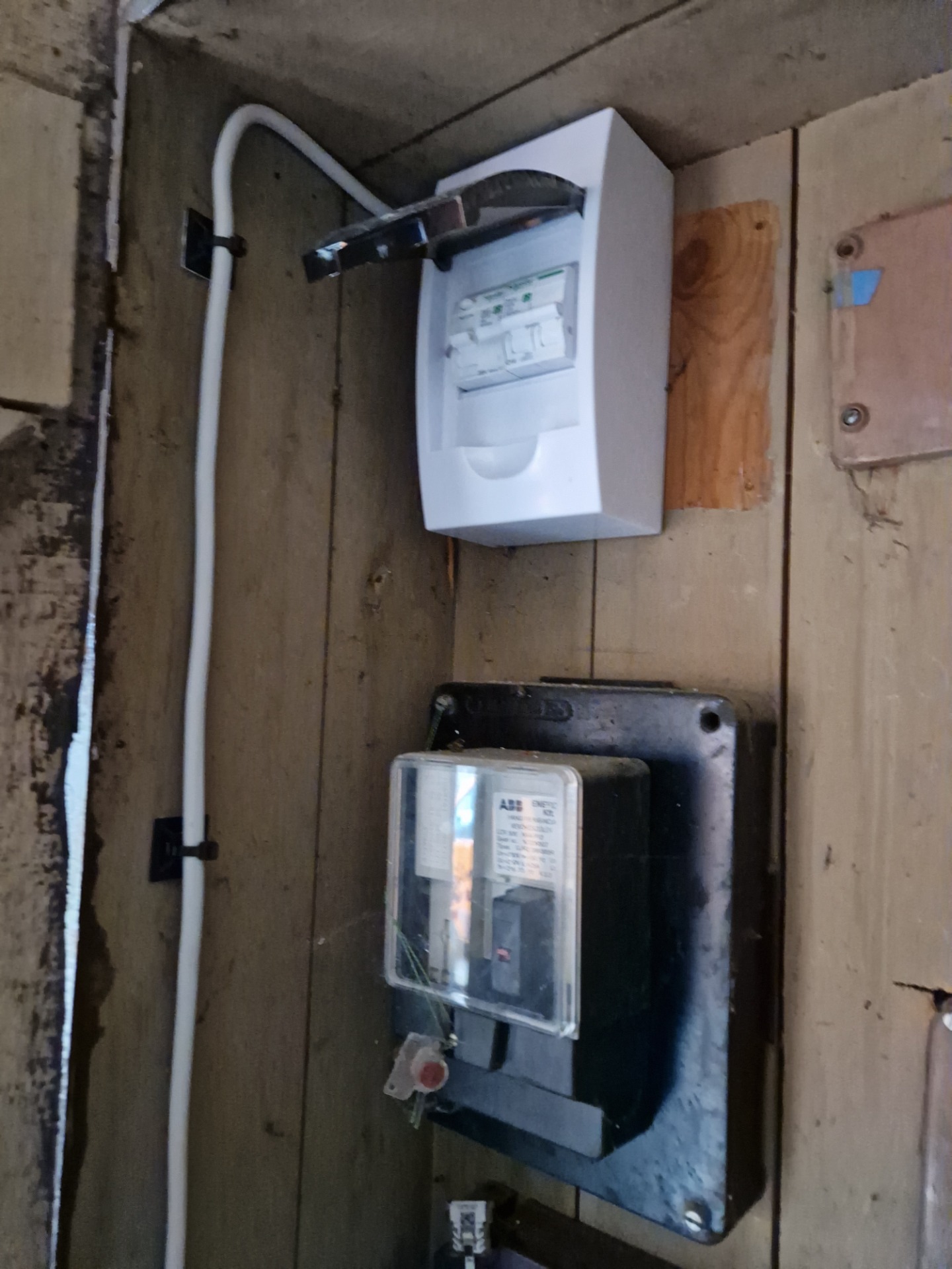 Bojler kiépítés új kábellel az elosztószekrénytől