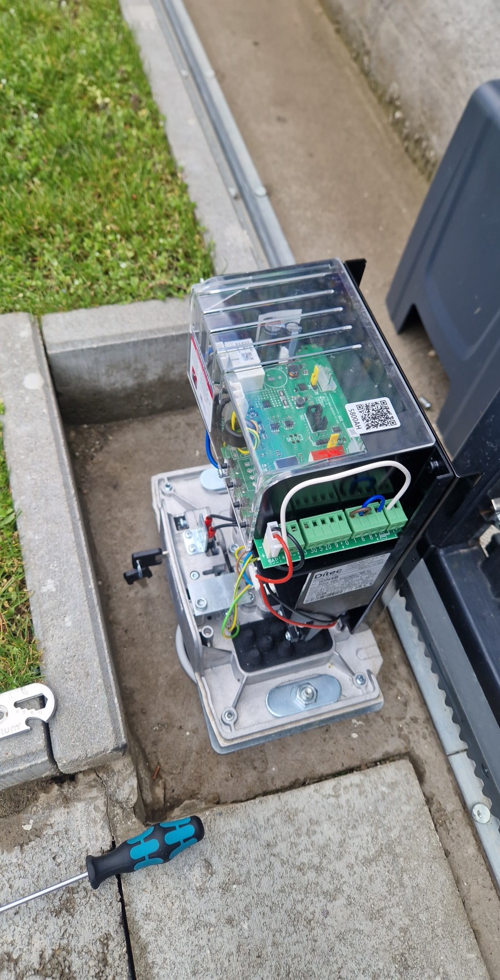 Kapumotor bekötés, utólagos programozás.